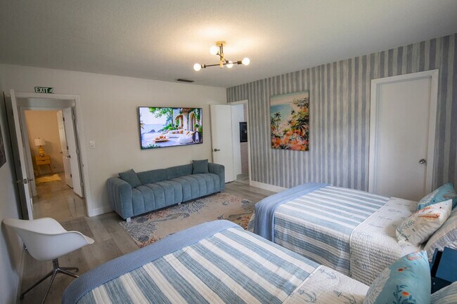 Building Photo - 391 NW 35th Ct