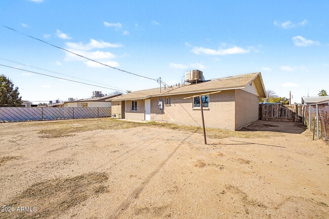 Building Photo - 1319 W Tulip Pl