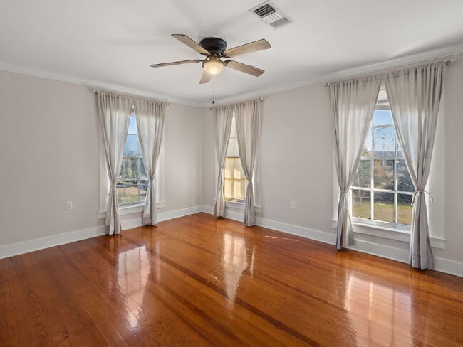 Building Photo - Enchanting 4-bedroom, 3-bathroom Extended ...