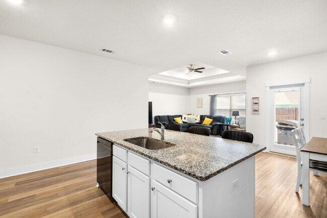 Building Photo - "Charming 4-Bed Oasis with Granite Touches in Gulf Breeze – Electric Included!"