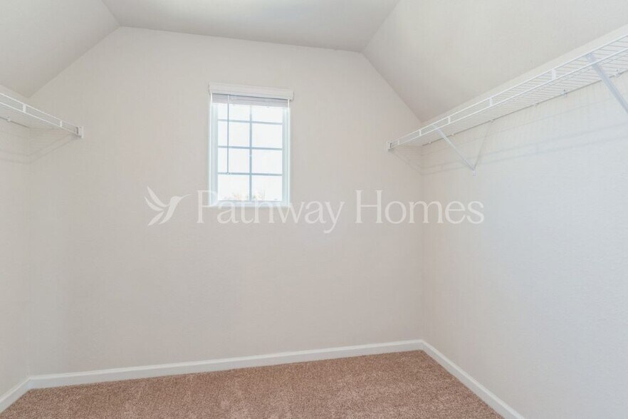 Building Photo - 102 N Sina St