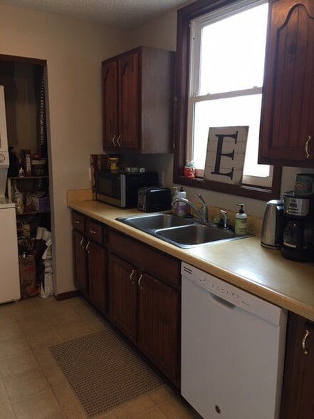 Building Photo - 1460 Eastview Dr