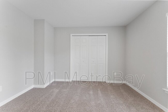 Building Photo - 9461 N Sandree Dr