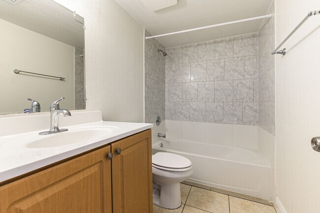 Building Photo - Desirable Location - 2-bed 2-bath Condo 5 ...