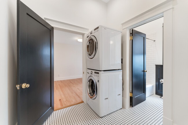 Building Photo - 731 E Linden Ave