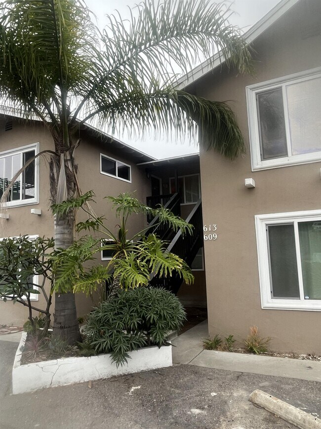 Building Photo - 609 S Cedros Ave