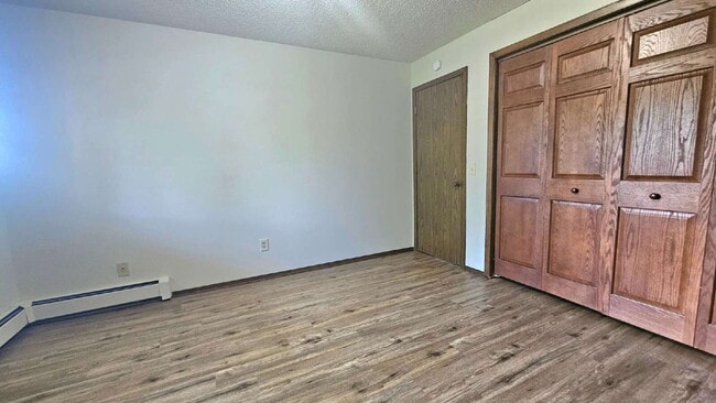 Building Photo - Well maintained 2-Bed 2-bath Oasis with Pool Access in Prime Bloomington Location 7-17