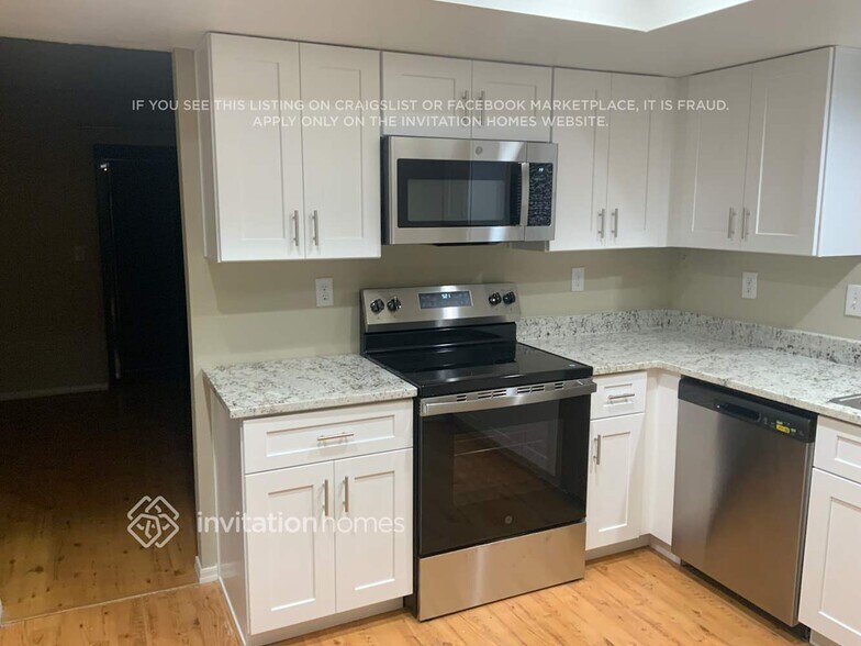 Building Photo - 2802 W Vista Ave