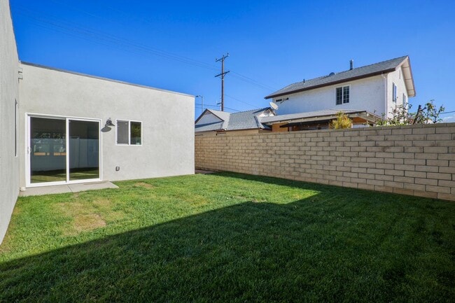 Building Photo - 17434 Saticoy St