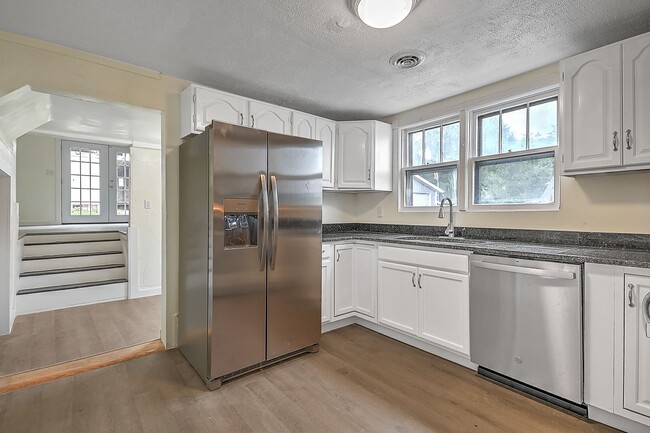 Building Photo - 4 Bedrooms 3 Baths Bristol TN