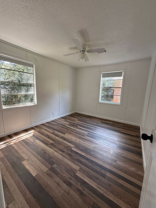 Building Photo - Freshly renovated 3 bedroom unit!