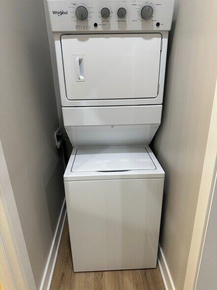 Building Photo - 104 S 4th St