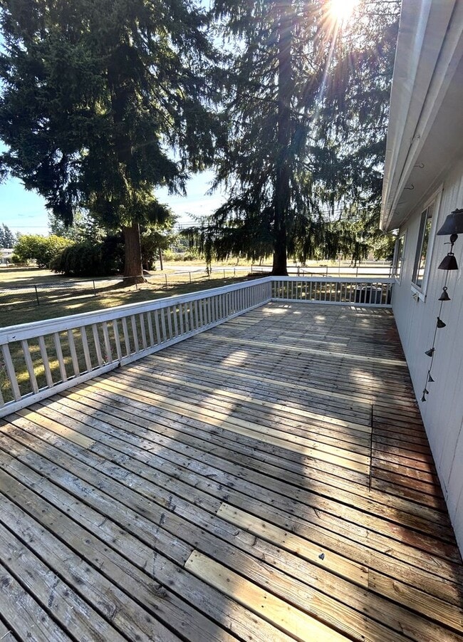 Building Photo - 2 bedroom 2 bath with large front & back y...