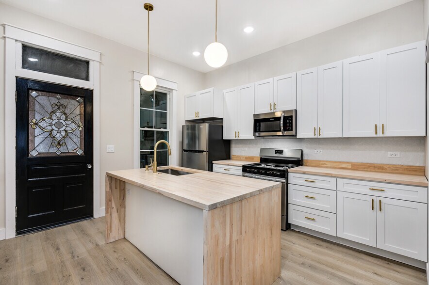 Kitchen - 1619 W Balmoral Ave