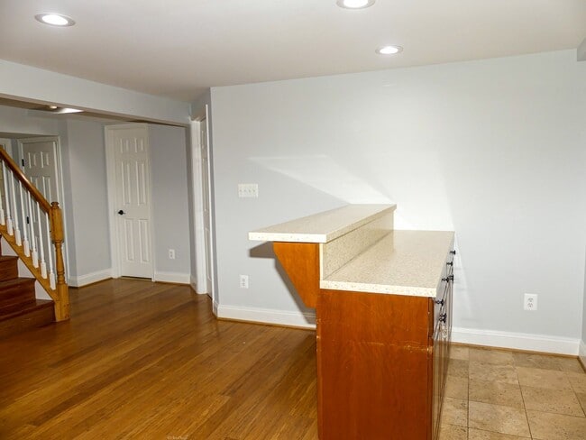 Building Photo - 903 Crestview Dr