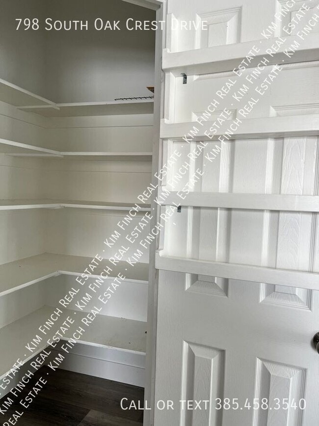 Building Photo - 798 S Oak Crest Dr