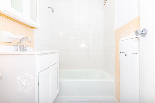 Building Photo - 100 Broadway