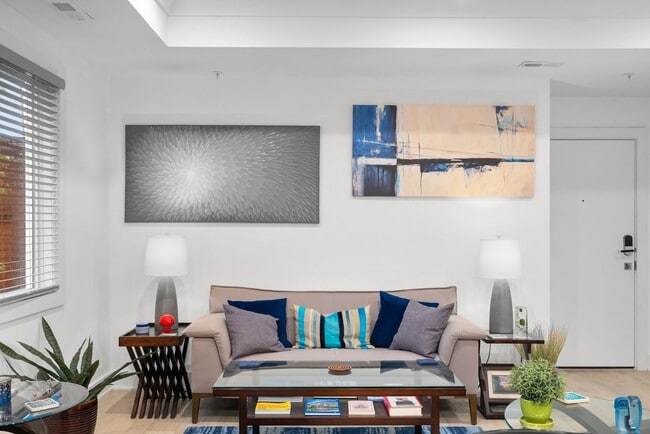 Building Photo - 2 Bed 2 Bath - Adams Morgan Condo - Comple...