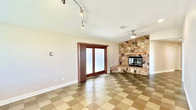 Building Photo - Lovely semi-attached, Single-Story Guest H...