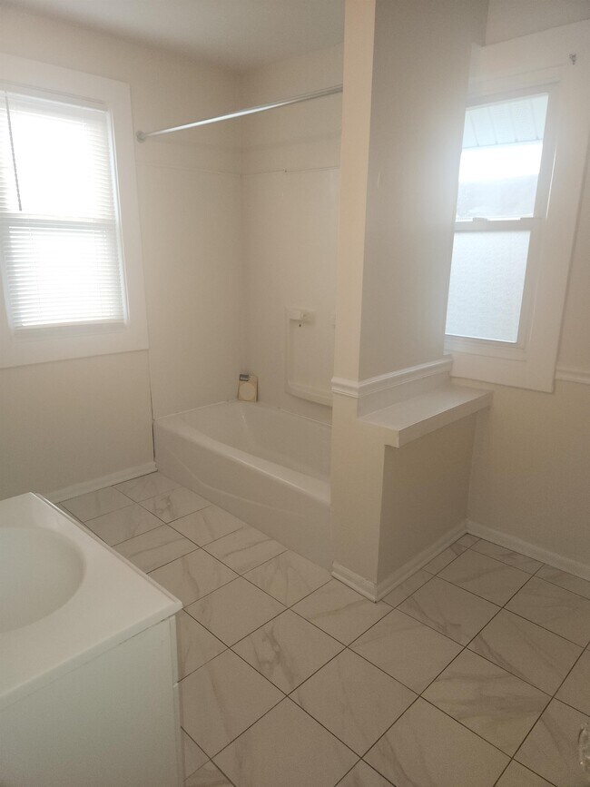 Building Photo - 526 Clarendon Ave NW