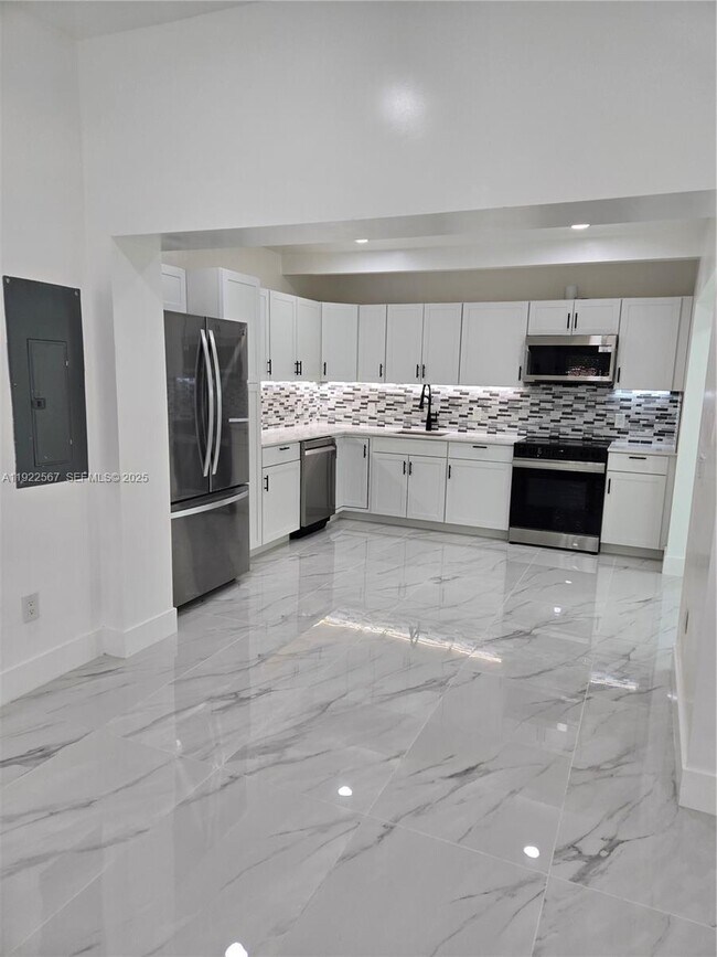 Building Photo - 987 NE 145th St