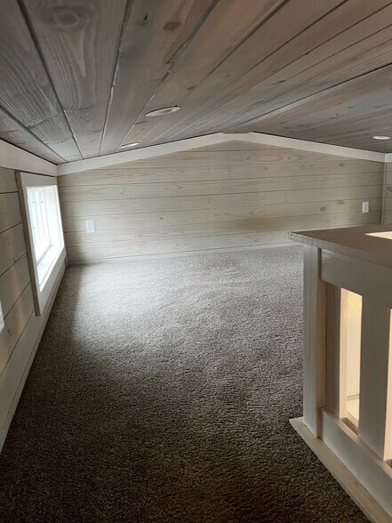 Building Photo - 4 Lakefront Cir