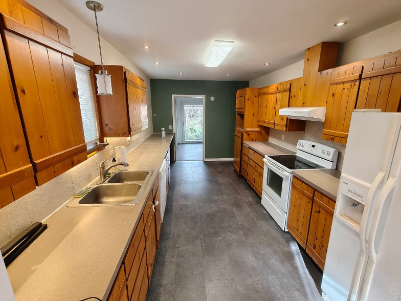 Building Photo - 405 NW Lewisburg Ave