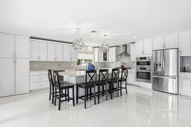 Building Photo - 417 N Country Club Dr