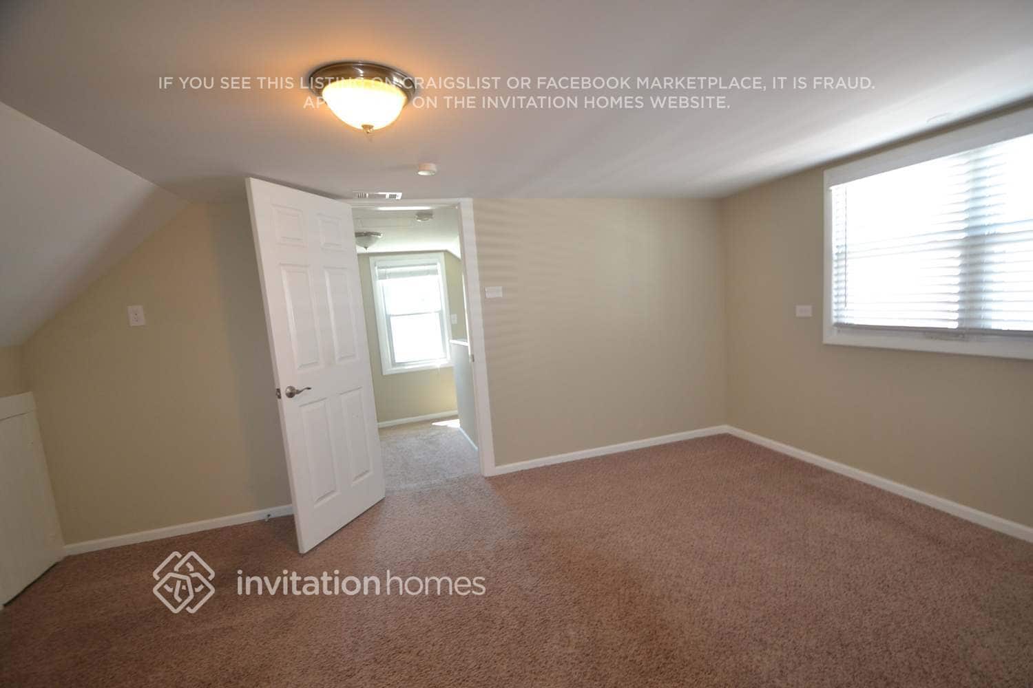 Building Photo - 4046 N McVicker Ave