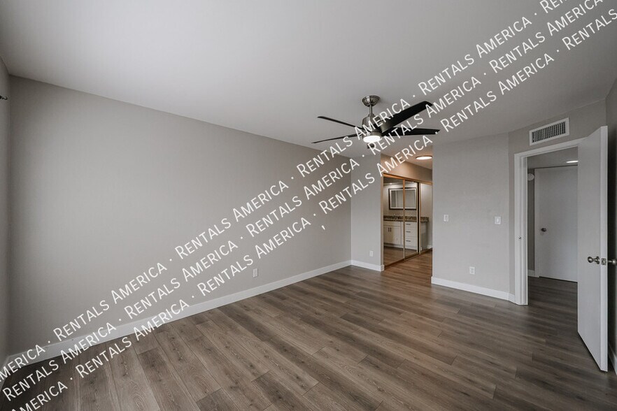 Building Photo - 700 E Mesquite Cir