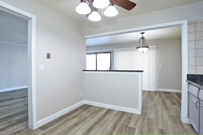 Building Photo - 236 Deerpath Ct