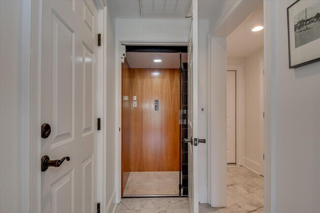 Building Photo - 501 John Fox's Run