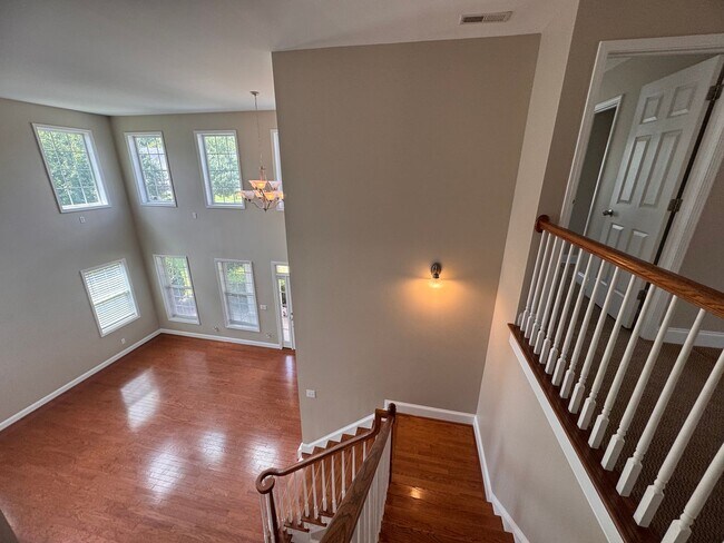 Building Photo - Stunning 5 Bedroom 4 Bath Home with 3 Car ...