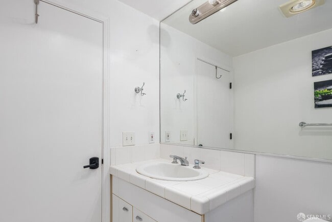 Building Photo - 600 Chestnut St