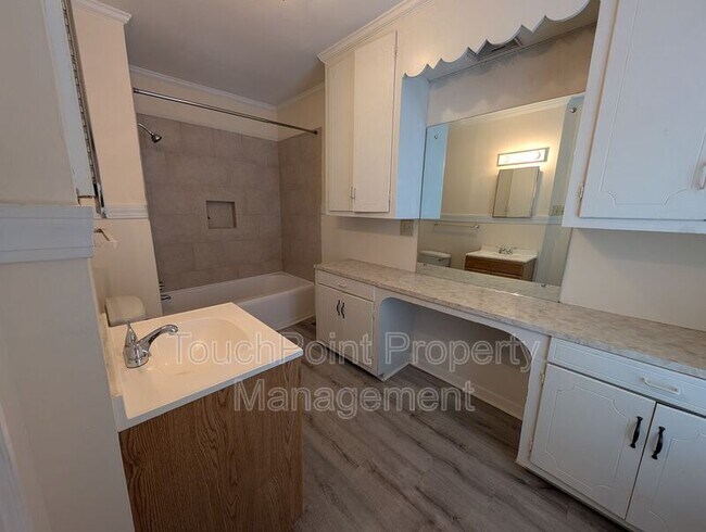 Building Photo - 476 Spring St SW