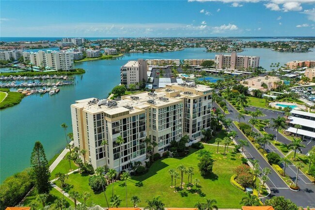 Building Photo - 7400 Sun Island Dr S