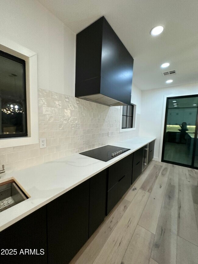 Building Photo - 3533 E Flower St