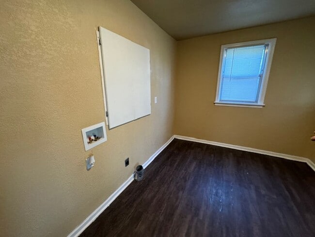 Building Photo - 2 bed one bath one car carport with washer and dryer connections in Norman