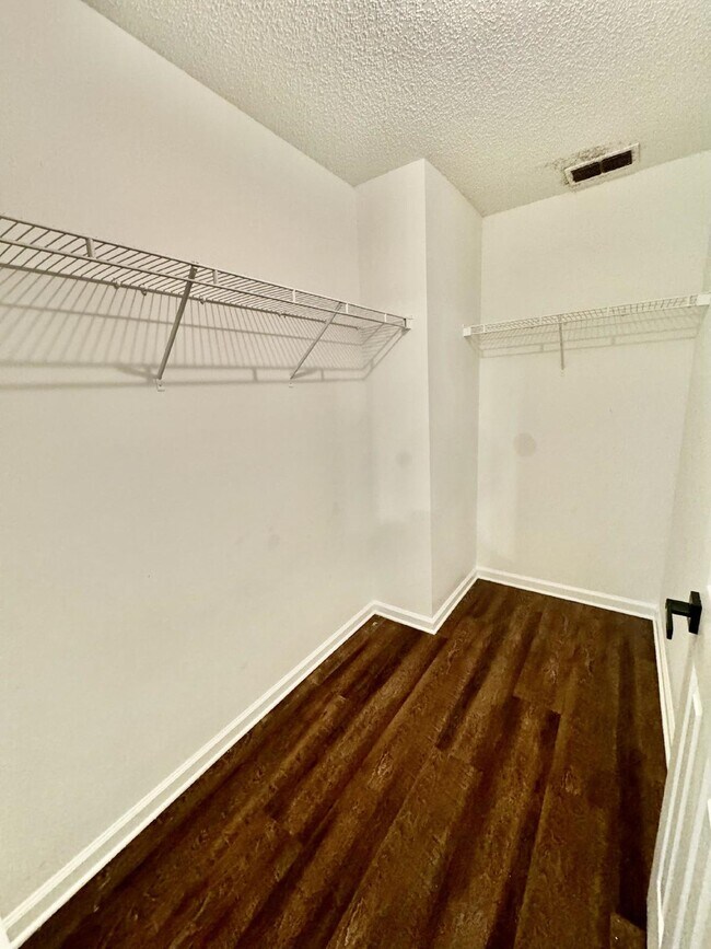 Building Photo - Spacious 4/2 Available for Rent.