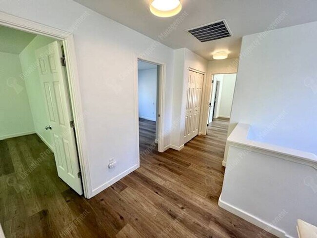 Building Photo - Beautifully updated 3 BR on west side of Bend