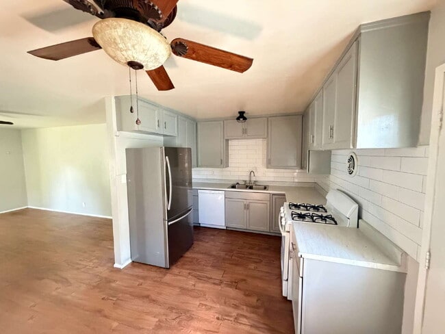 Building Photo - Charming 2 Bed / 1 Bath Back House – Utilities Included