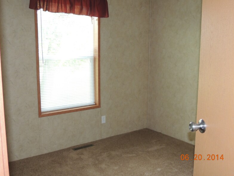 Building Photo - 203 2nd St S