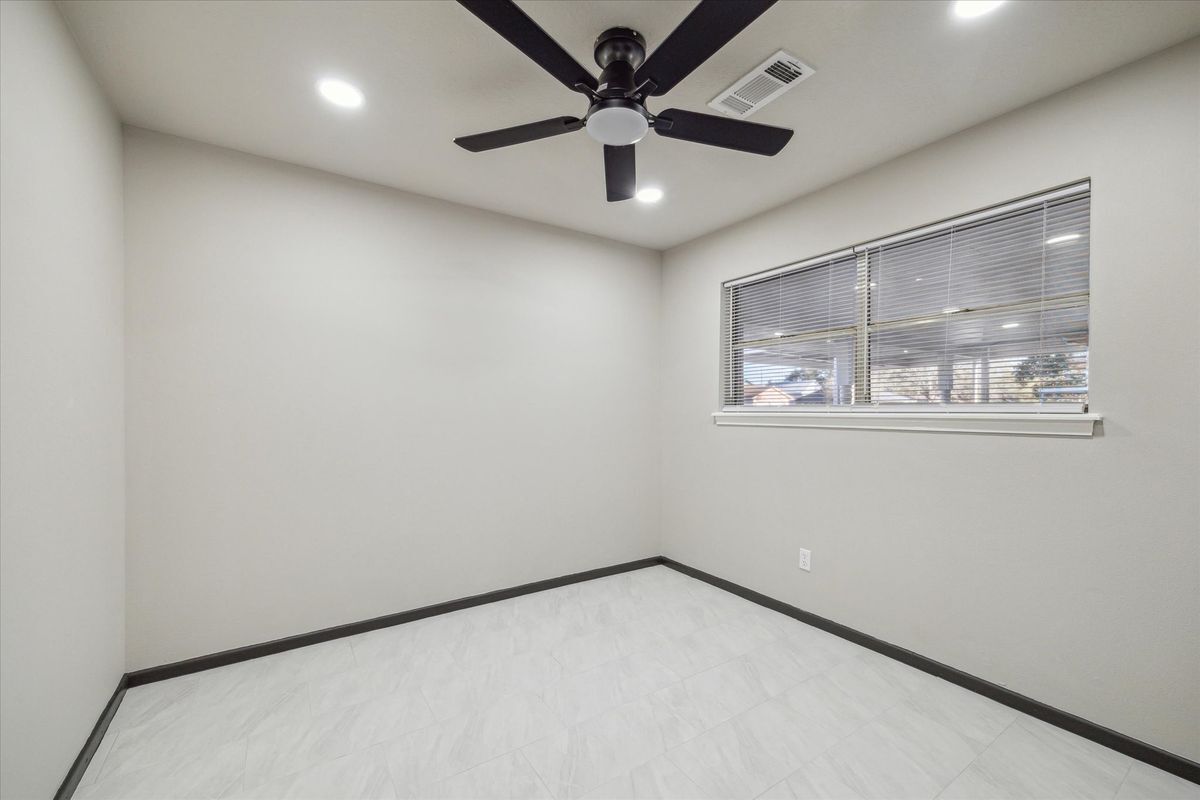 Building Photo - 412 Lyndale Dr