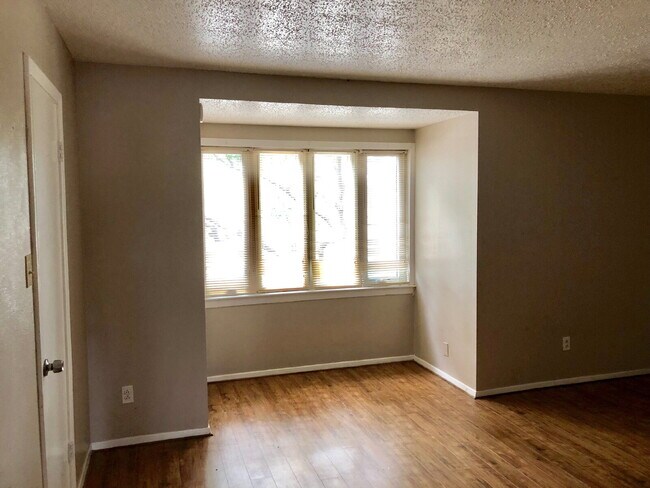 Building Photo - Spacious Townhouse close to TTU and medical.