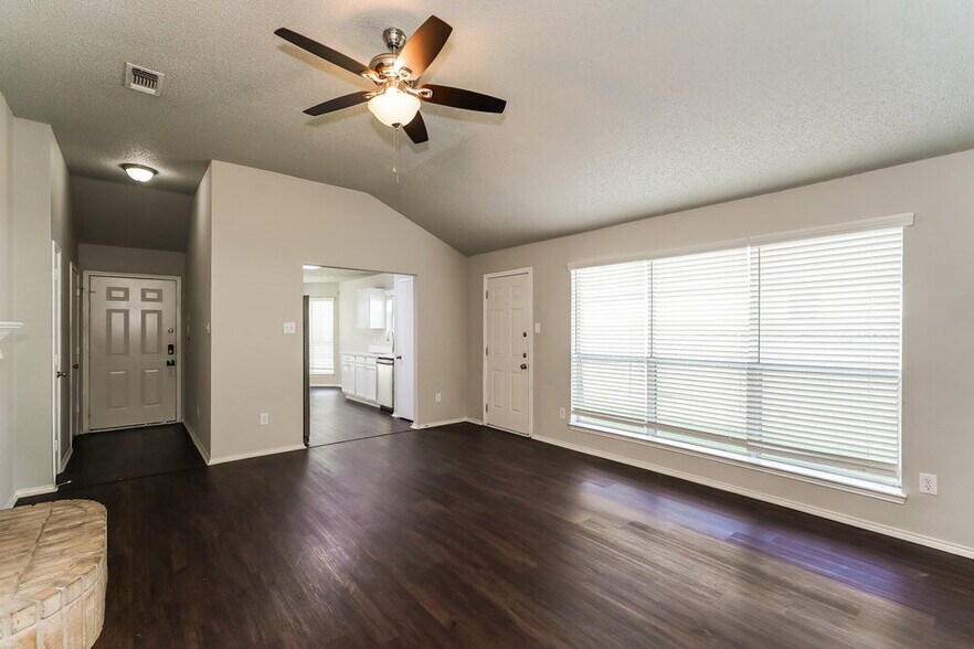 Building Photo - 1121 Sandalwood Dr