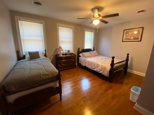 BR 1 - 907 E Carson St