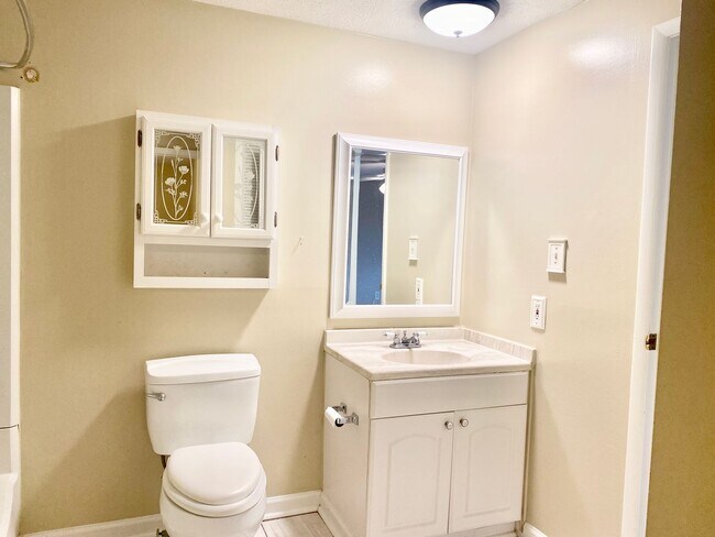 Building Photo - 3 Bedrooms Plus 2 Bonus Rooms!!! 2.5 Baths...