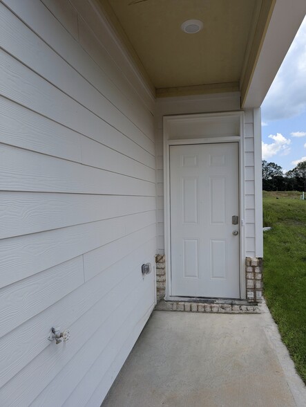 Building Photo - 265 Deerberry Dr