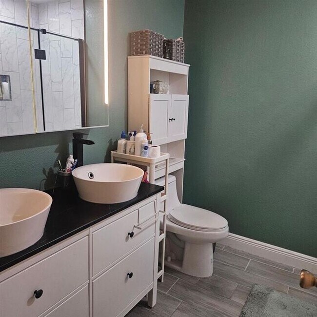 Building Photo - Charming Two-Story Townhome in Winter Spri...