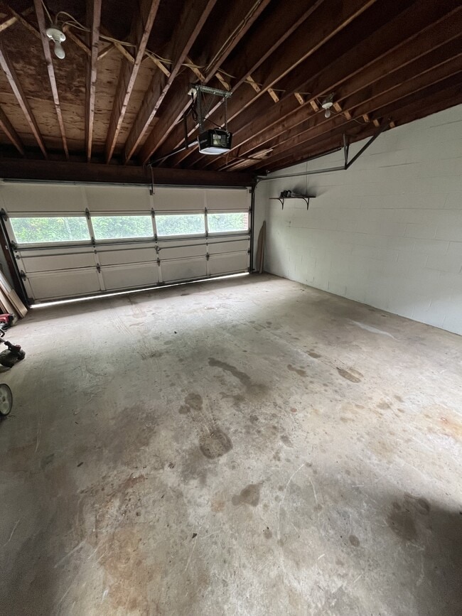 Building Photo - 766 New Holland Ave